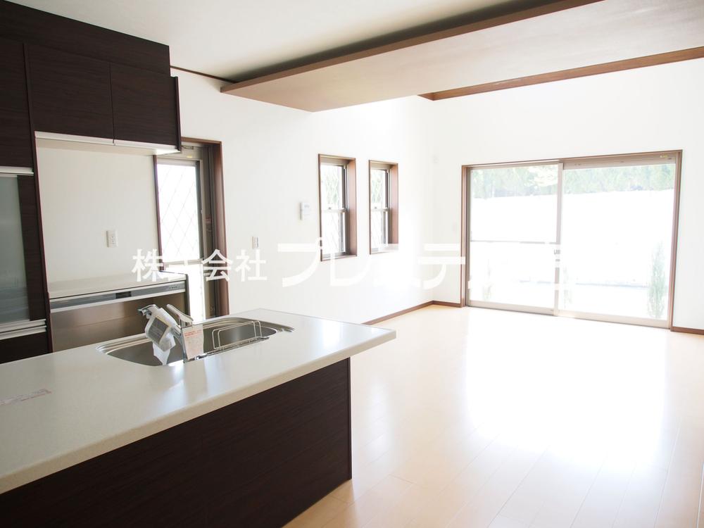 Living. Local photos (living) LDK is spacious 20.3 Pledge!  Together with tatami corner is 24.8 Pledge large space of.  Floor heating is also standard equipment! 