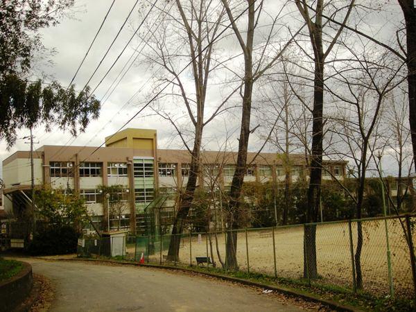 Primary school. Nara Municipal Tomio 693m to the third elementary school