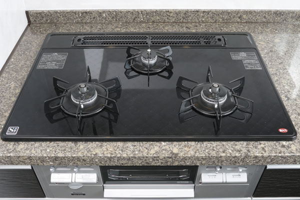 Kitchen.  [Glass top stove] Care easy, Convenient three-necked type of glass top stove has been adopted to increase the efficiency of food (same specifications)