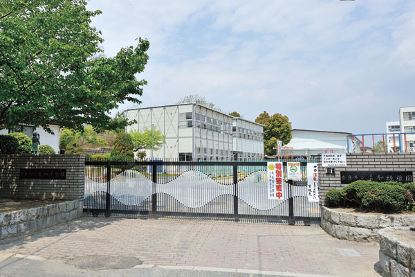 Surrounding environment. Municipal AoKazu Elementary School (walk 11 minutes ・ About 840m)