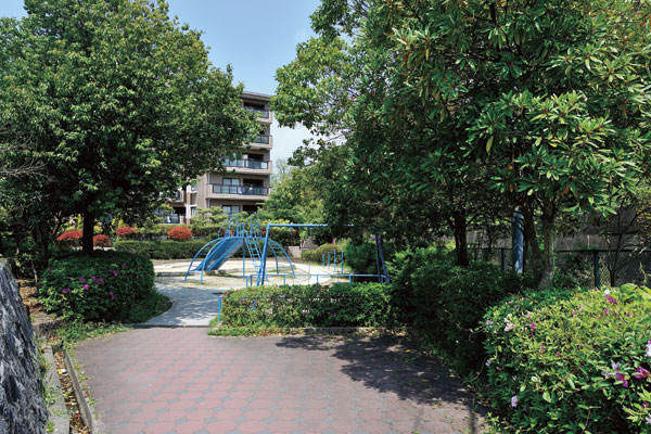 Surrounding environment. Tsurumainishi cho city block park (8-minute walk ・ About 570m)