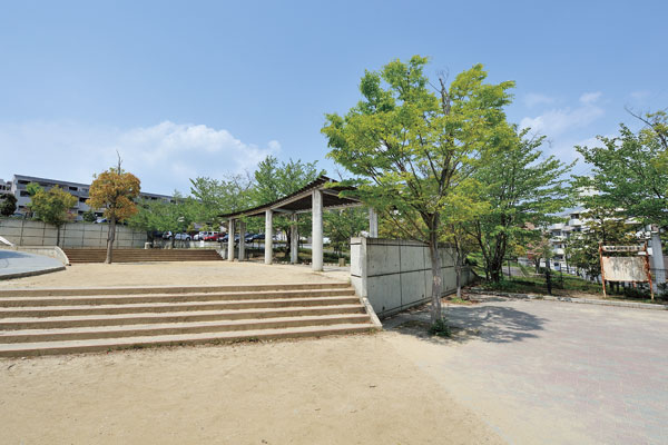 Surrounding environment. Gakuenshinden-cho town District Park (a 10-minute walk ・ About 730m)