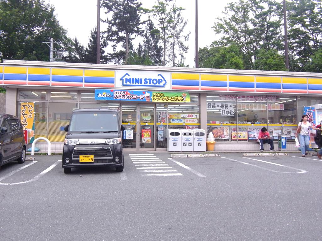 Convenience store. MINISTOP Gakuendaiwa cho store (convenience store) to 617m