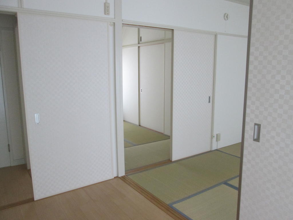 Other room space. Japanese-style room: Japanese-style room from the kitchen side: me for a room photo of the same type