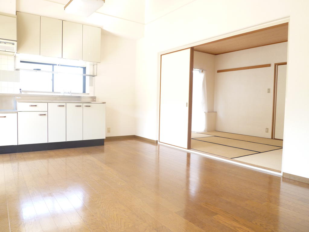 Living and room.  [kitchen ・ living] ● very spacious kitchen ・ Living is!