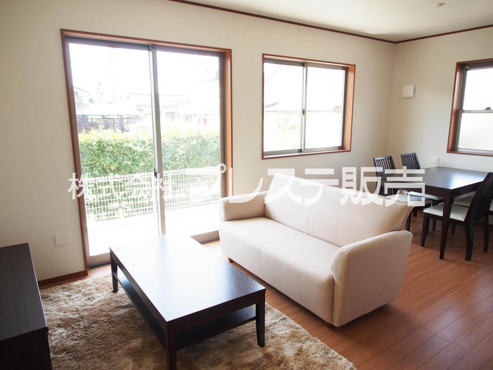 Same specifications photos (living). 2 House both, Because it is a living room facing the south side of the spacious garden, Good per yang