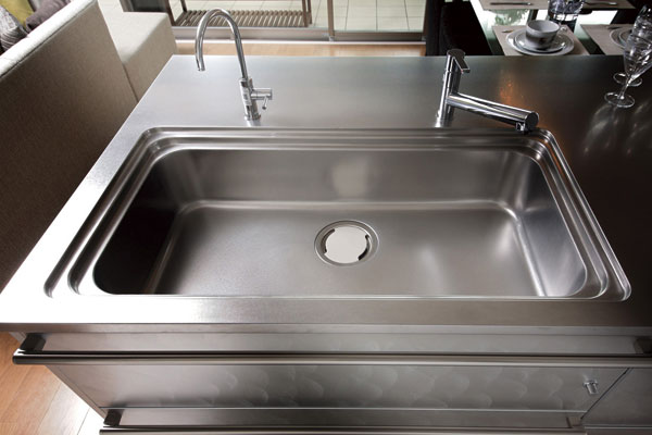 Kitchen.  [Quiet wide sink] Large pot also wide sink washable comfortably is, Water is silent type that suppresses it sound (same specifications)