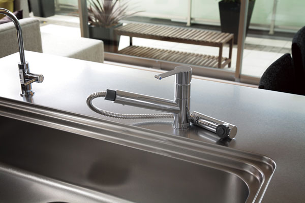 Kitchen.  [Shower mixing faucet] Hot water temperature adjustment easy, Extend the hose to every corner of the sink is available to care for (same specifications)