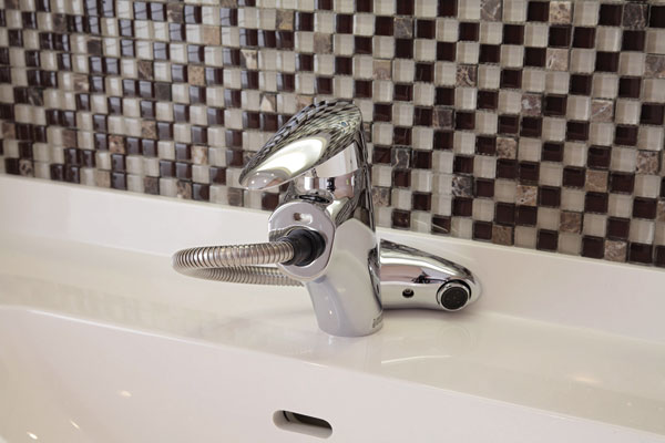 Bathing-wash room.  [Single lever mixing faucet with a hose] Hot water temperature adjustment one-touch single-lever faucet of, This foam faucet pull out the hose (same specifications)