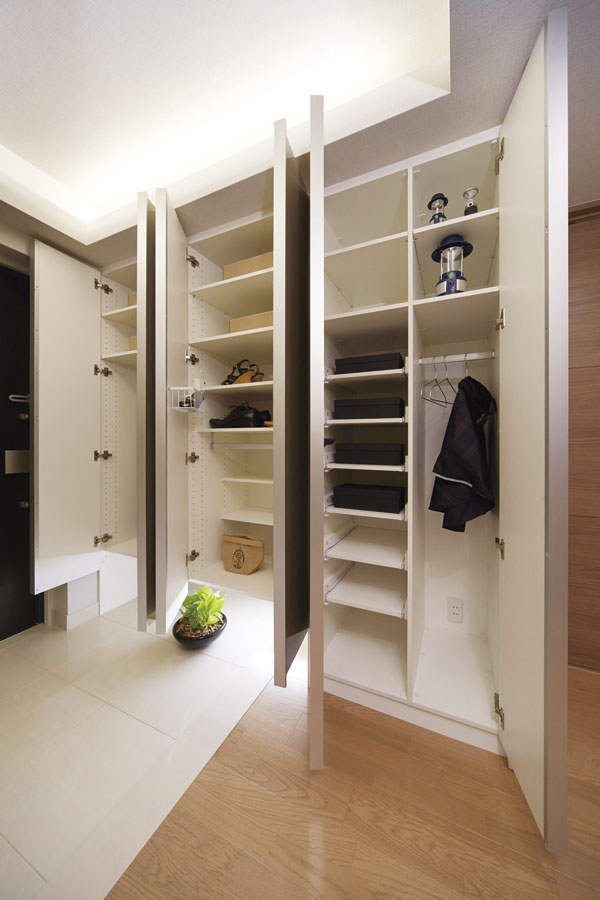 Receipt.  [Original entrance storage] (Shoes L'skit) clear of storage capacity. Shoes, of course, Coat and umbrella, Katazuki you clean boots, such as multi-functional foyer storage ※ Some residential units (same specifications)