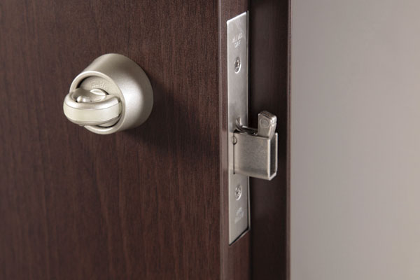 Security.  [Sickle-type dead bolt lock] Making it difficult to incorrect tablets break open the gap between the entrance door at the bar, Sickle-type deadbolt has been adopted (same specifications)