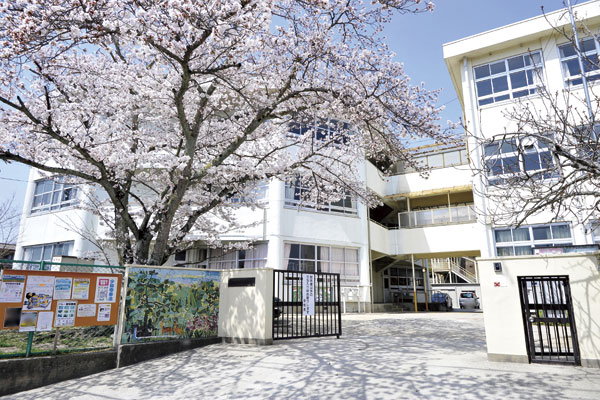 Surrounding environment. Municipal Ayameike Elementary School (walk 16 minutes ・ About 1260m)