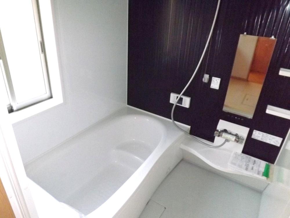 Bathroom. Local photo (bathroom) Comfortably spacious 1 pyeong size bathroom,  Large tub that can be sitz bath! 