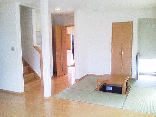 Installing a moat kotatsu in tatami space. It is connected without LDK and the step, It produces a space of about 22 quires together. (A No. land)