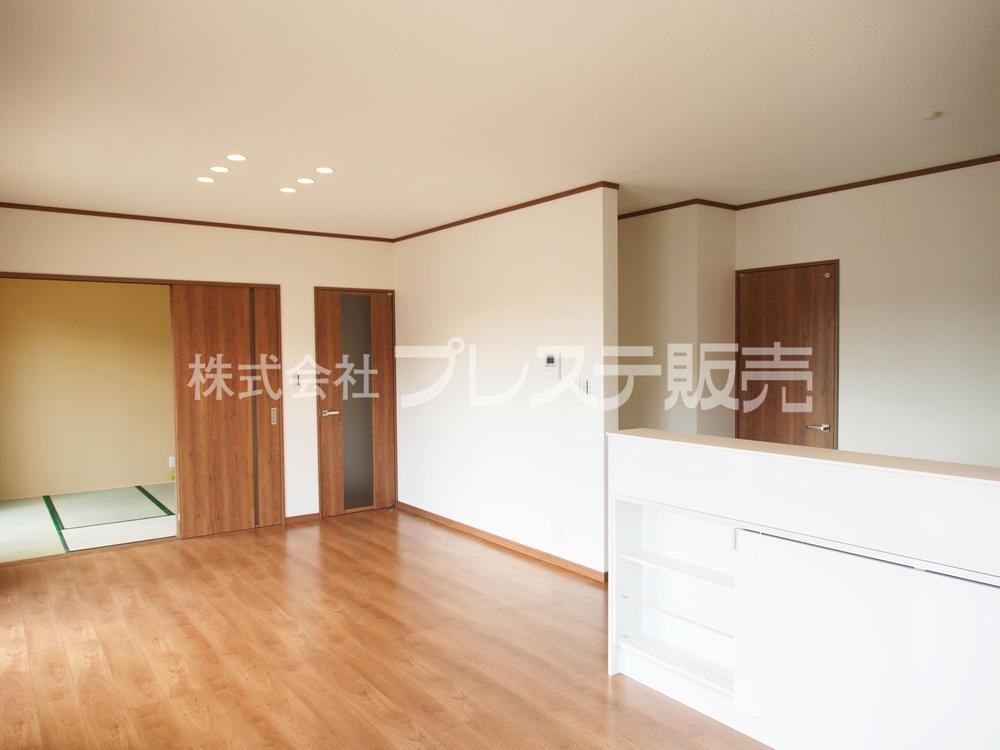 Living. Local photos (living) Standard equipped with a floor heating!  Because it is a living room facing south, Good per yang