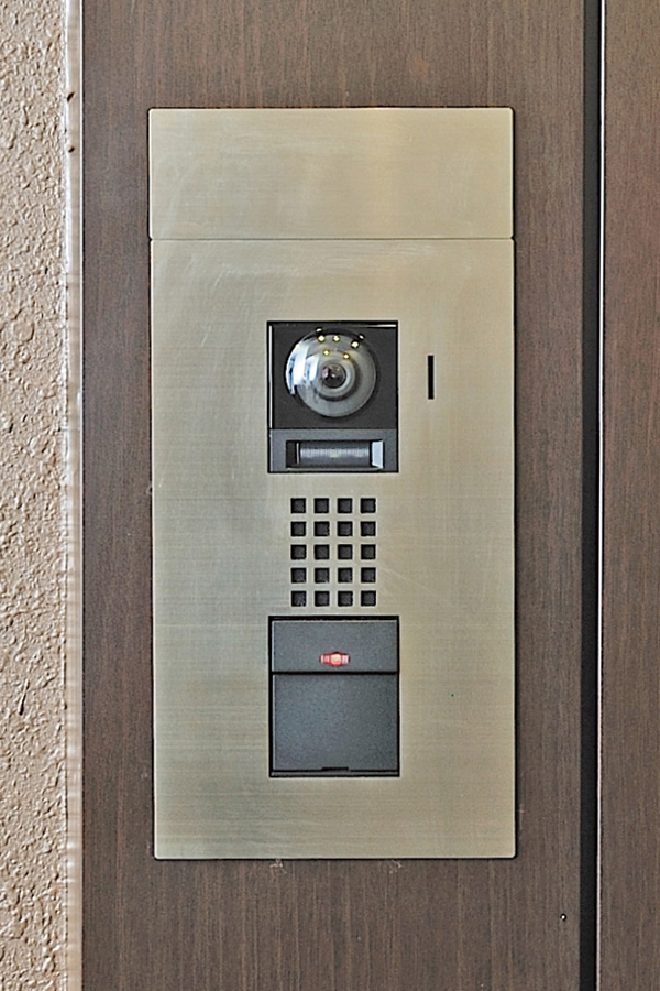 Security.  [With dwelling unit before the camera intercom] Through the intercom with color monitor in the dwelling unit, Not only windbreak room, With a camera can check the video and audio of the visitors even before the dwelling unit Genkanshi machine has been adopted (same specifications)