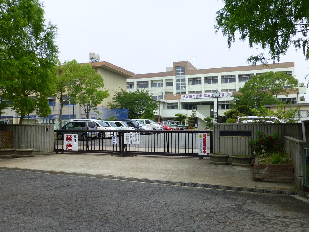 Primary school. 1265m until the Nara Municipal Tomigaoka Elementary School