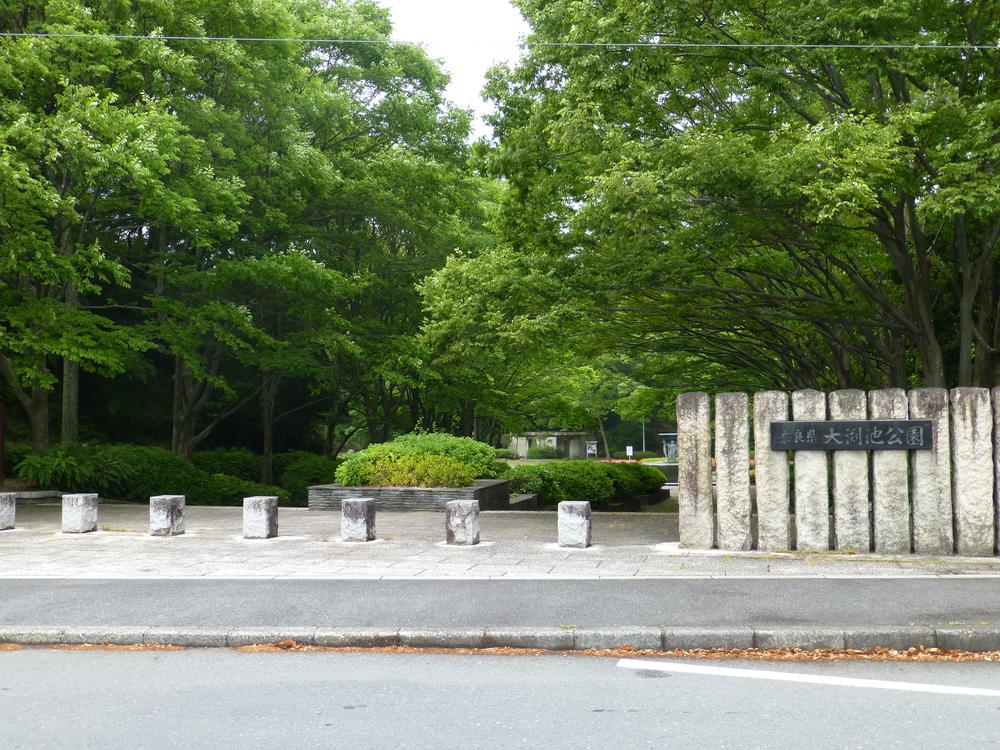 park. Lush Prefectural park spread 900m quiet residential area to Obuchi pond park! Is one of the of rest which is located in the western part Nara area. 