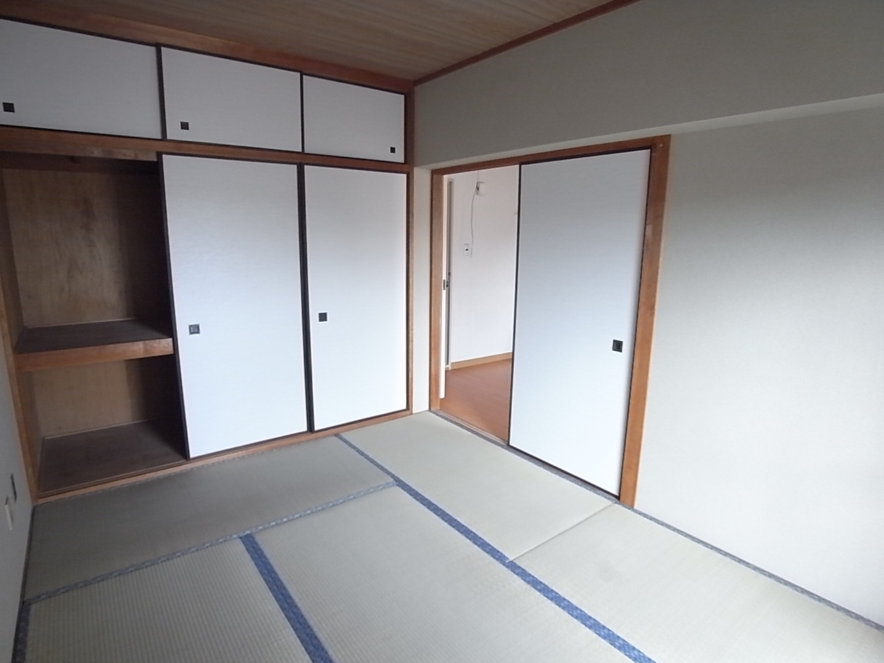 Receipt.  ☆ It is a photograph of living next to a Japanese-style room ☆