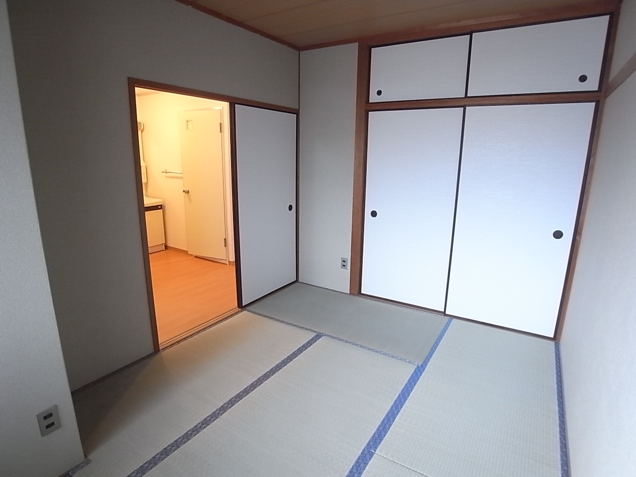 Other room space.  ☆ It is a photograph of the entrance next to the Japanese-style room ☆