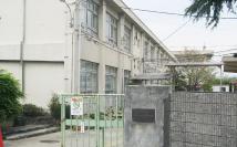 Primary school. There is soon to be cross the 739m Tomiogawa to Nara Municipal Tomio Minami Elementary School. 