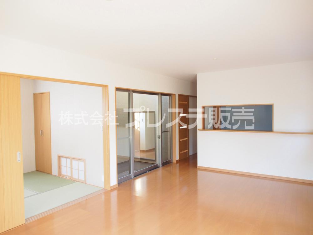 Living. Local Photos (1 Gochi living) Because it is a living room facing south, Good per yang