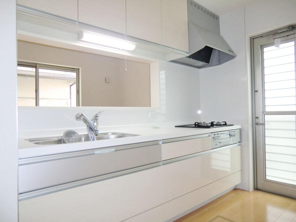 Same specifications photo (kitchen). The company example of construction (kitchen) System kitchen water purification function with faucet,  It is out to the garden from the kitchen of the back door! 