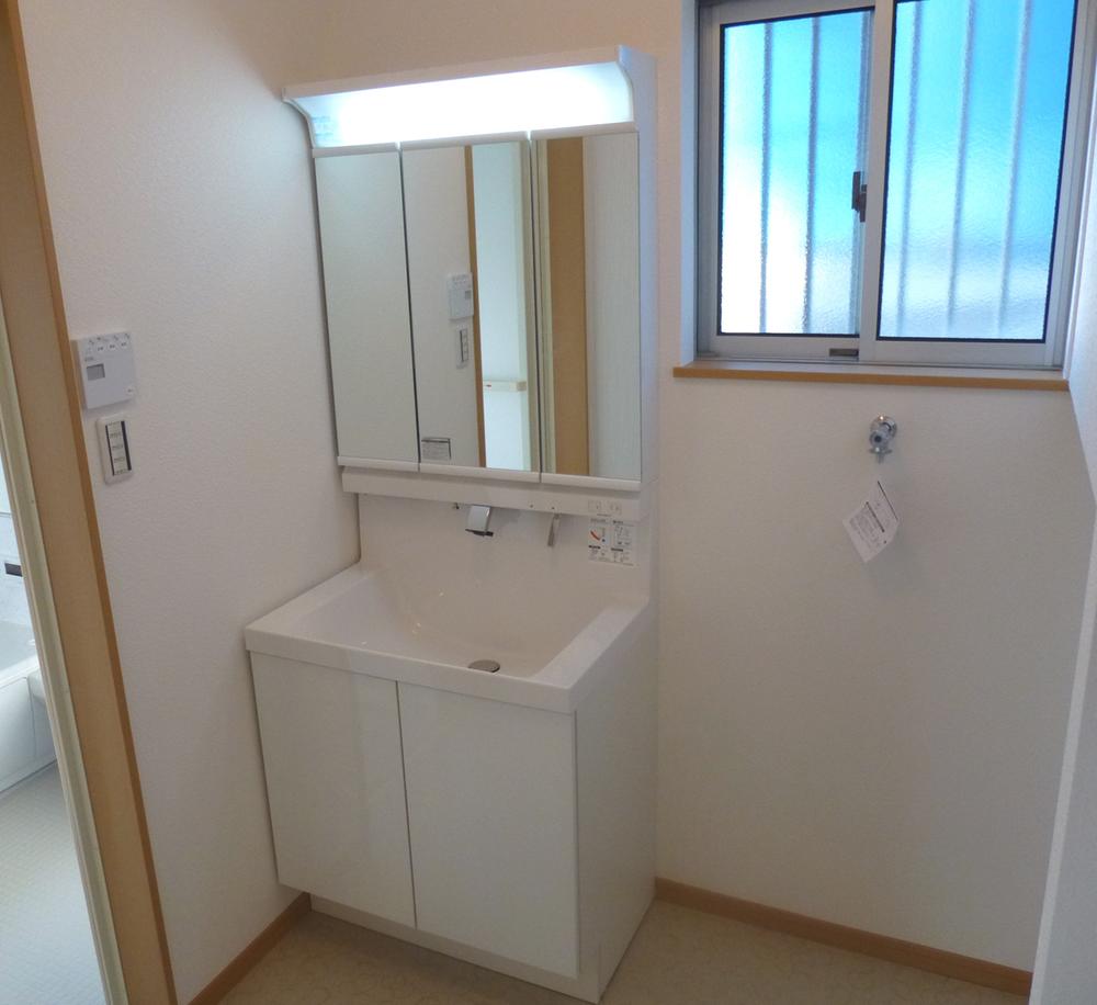 Wash basin, toilet. Place the toilet in the center of the bathroom and kitchen, It has become a floor plan with increased efficiency housework. (No. 10 locations)