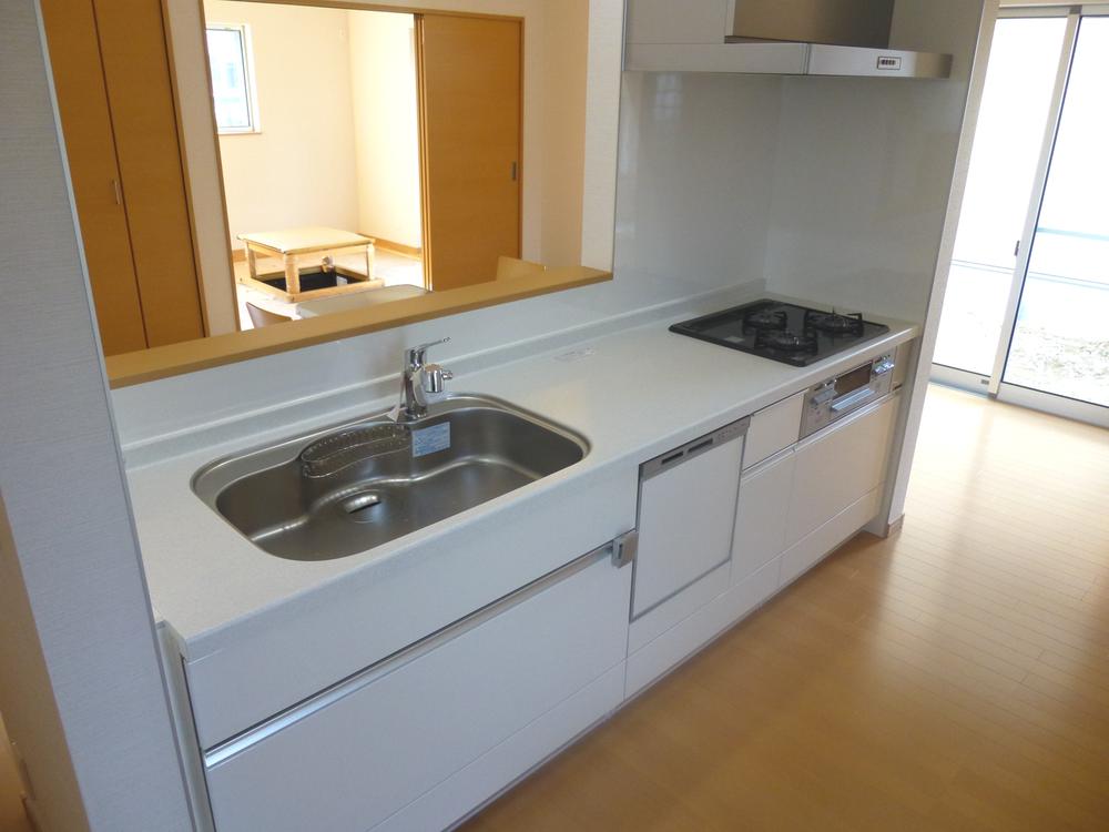 Kitchen. Face-to-face kitchen that can housework while looking at the situation of children. bathroom, It is in contact with the washroom, It will increase the efficiency housework. (No. 10 locations)