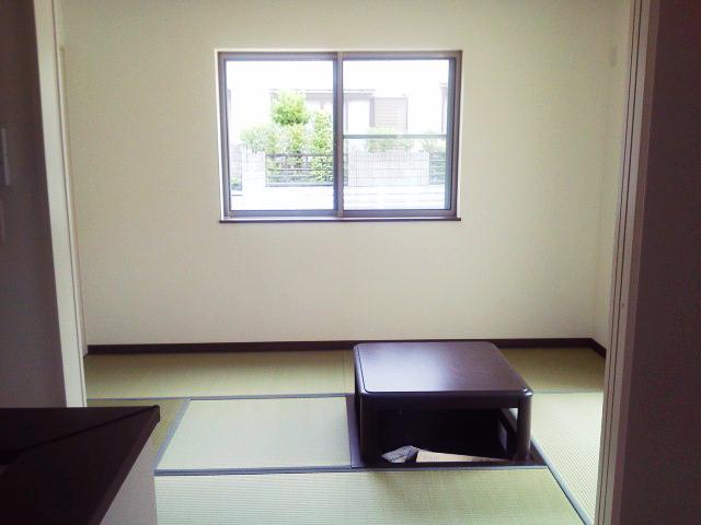 Non-living room. Japanese-style room, which was installed a moat kotatsu. Family will be the Warm space to gather with nature in the cold season. (No. 6 locations)