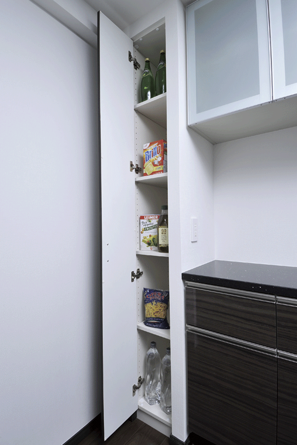 Kitchen.  [pantry] Including the seasoning canned, Wall rack definitive houses to organize a stock of food is provided, such as dry matter (same specifications)