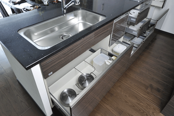 Kitchen.  [Floor cabinet] F Tychy Quadro soft-close rails adopted close to the quiet. Also houses the heavy objects can be pulled out smoothly (same specifications)