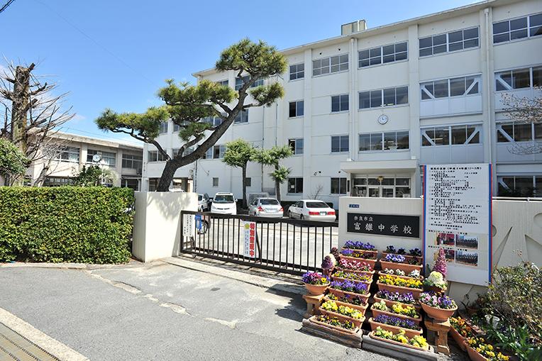 Junior high school. 1660m until the Nara Municipal Tomio junior high school