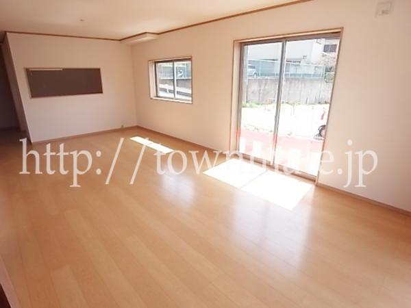 Same specifications photos (living). Bright and spacious living room
