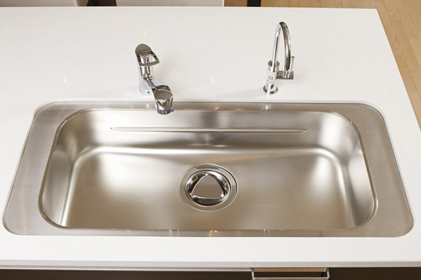Kitchen.  [Quiet wide sink] Large pot wide sink of the width 90cm washable comfortably is, Water is silent type to keep the I sound (same specifications)
