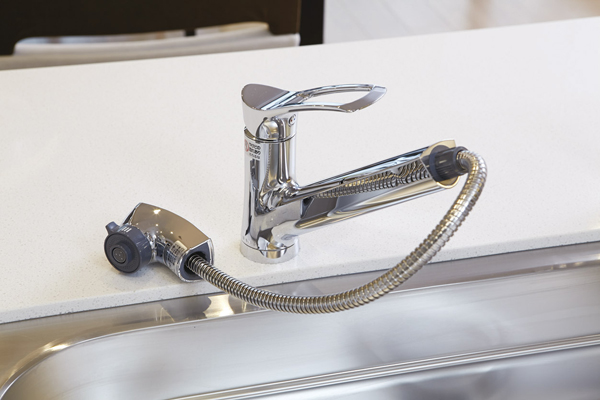 Kitchen.  [Shower mixing faucet] Hot water temperature regulation is also a simple, And extend the hose to every corner of the sink is available to care for (same specifications)