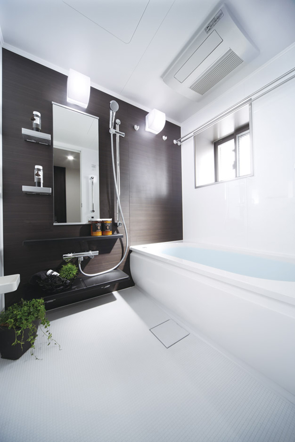 Bathing-wash room.  [Bathroom] Tub is set to the height of the crossing is about 45cm, Has been consideration to safety at the time of bathing is a low-floor bathtub (K type model room plan / Part owner's design (paid ・ Application deadline Yes) ・ Options, including the (paid))