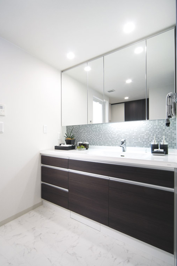 Bathing-wash room.  [Powder Room] Ensure the storage space on the back of a large mirror. You can functionally accommodate the various items (K type model room plan / Part owner's design (paid ・ Application deadline Yes) ・ Options, including the (paid))