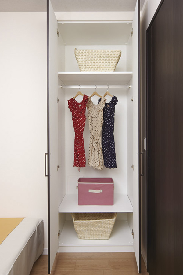 Receipt.  [Closet (System Storage)] You can adjust the shelves to match the one that housed, System storage has been adopted easy-to-use (same specifications)