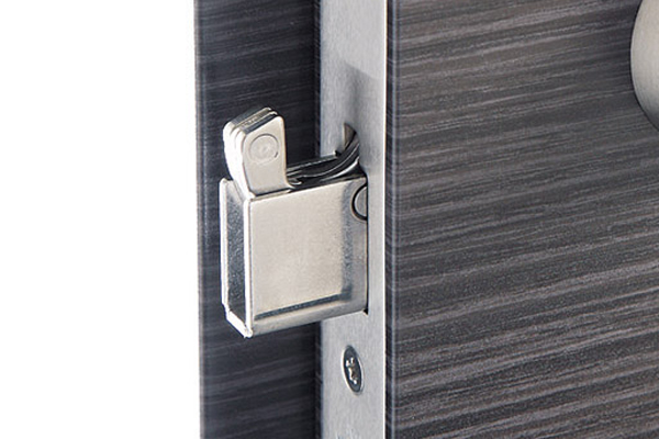 Security.  [Sickle-type dead bolt lock] Making it difficult to incorrect tablets break open in the bar or the like from the gap between the front door, Sickle-type deadbolt lock has been adopted (same specifications)
