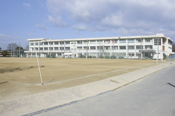 Surrounding environment. Municipal Tomio months Okakita junior high school (8-minute walk ・ About 600m)