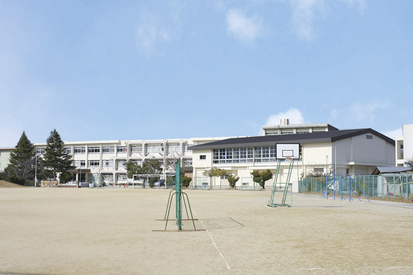 Surrounding environment. Municipal Tomigaoka elementary school (18 mins ・ About 1440m)