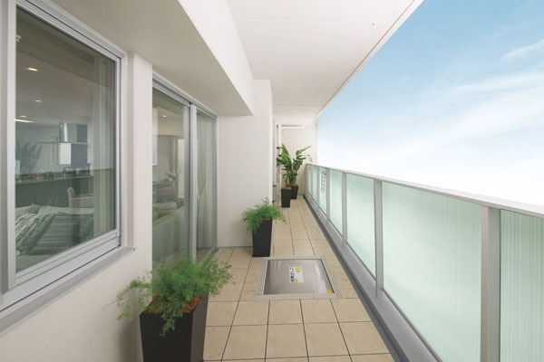 balcony ・ terrace ・ Private garden.  [balcony] Balcony of the maximum output width of about 2m (core s) is, Glass handrail has been adopted, Bright and airy outdoor living. Wrapped in a pleasant breeze and the soft light ( ※ . The sky is synthetic. In fact the different)