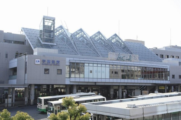 Surrounding environment. Kintetsu "Gakuenmae" is the station Rapid Express and Limited Express (surcharge) will stop. Of station direct connection "Le ・ Ciel Gakuenmae (about 600m) "is, Also it contains gourmet shops and rental video shops, such as a shop