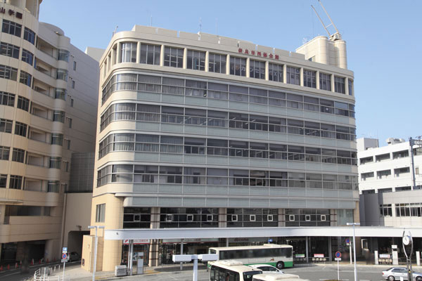 Surrounding environment. Nara western hall of Ekiminami side directly connected to the (about 680m) is, Of course the issue of resident card, etc., Infant health consultation also support of city hall the western branch and civil Hall (nicknamed: Gakuenmae Hall) Contains