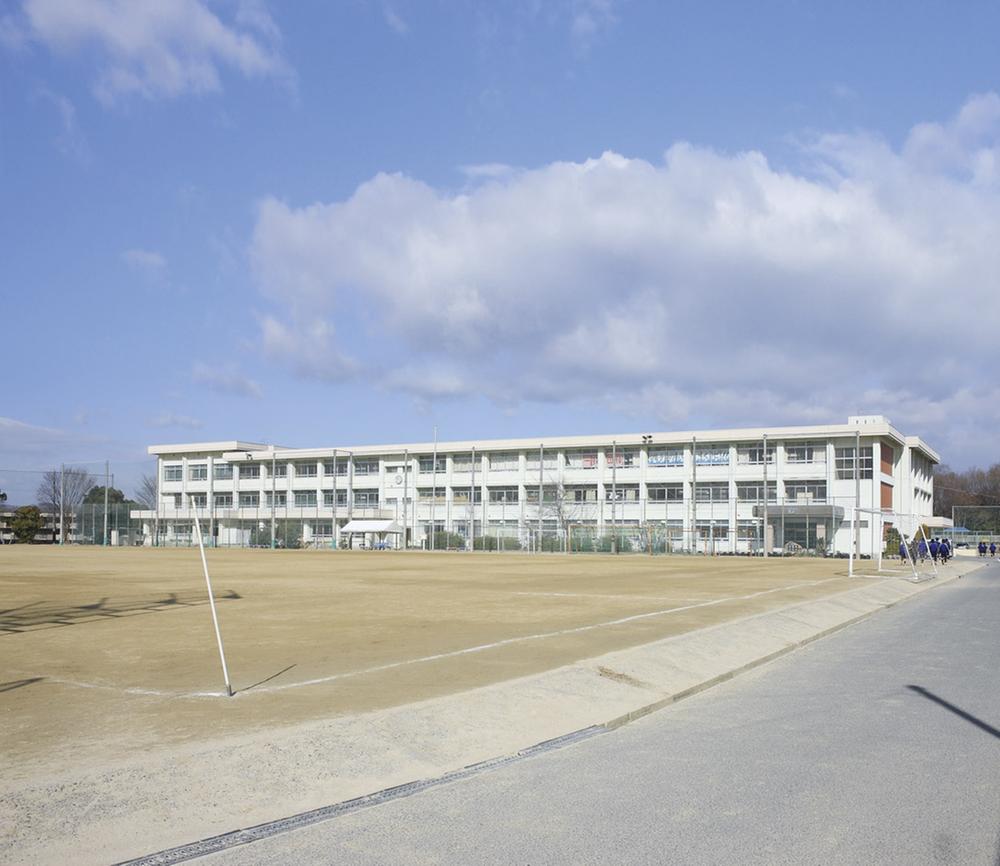 Junior high school. Nara Municipal Tomio months Okakita until junior high school 1107m walk 14 minutes! All grades 4 class ・ Student number 393 people (as of 2013 April 12, 2009). Electronic such as blackboard is installed, Progress in school of ICT, Enhance the latest educational environment! 