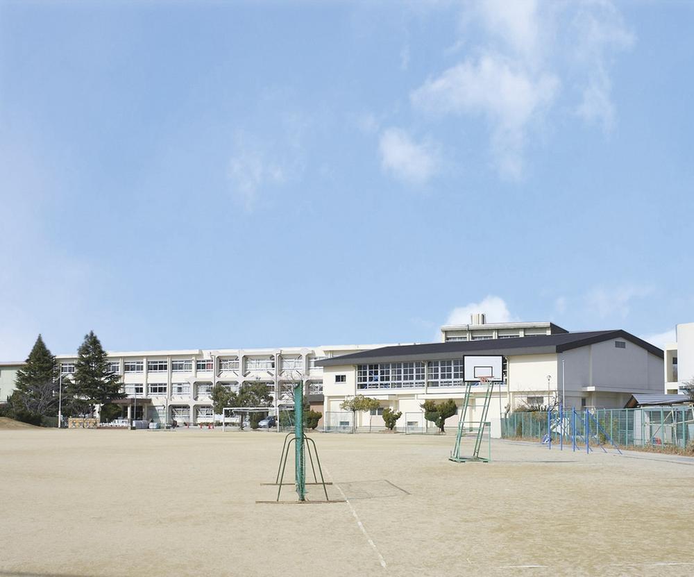 Primary school. Until the Nara Municipal Tomigaoka Elementary School 1100m walk 14 minutes! The average three classes ・ Children number 550 people (as of 2013 May 20, 2008). Some school route of up to elementary school is also safe and secure children because it has become a pedestrian street