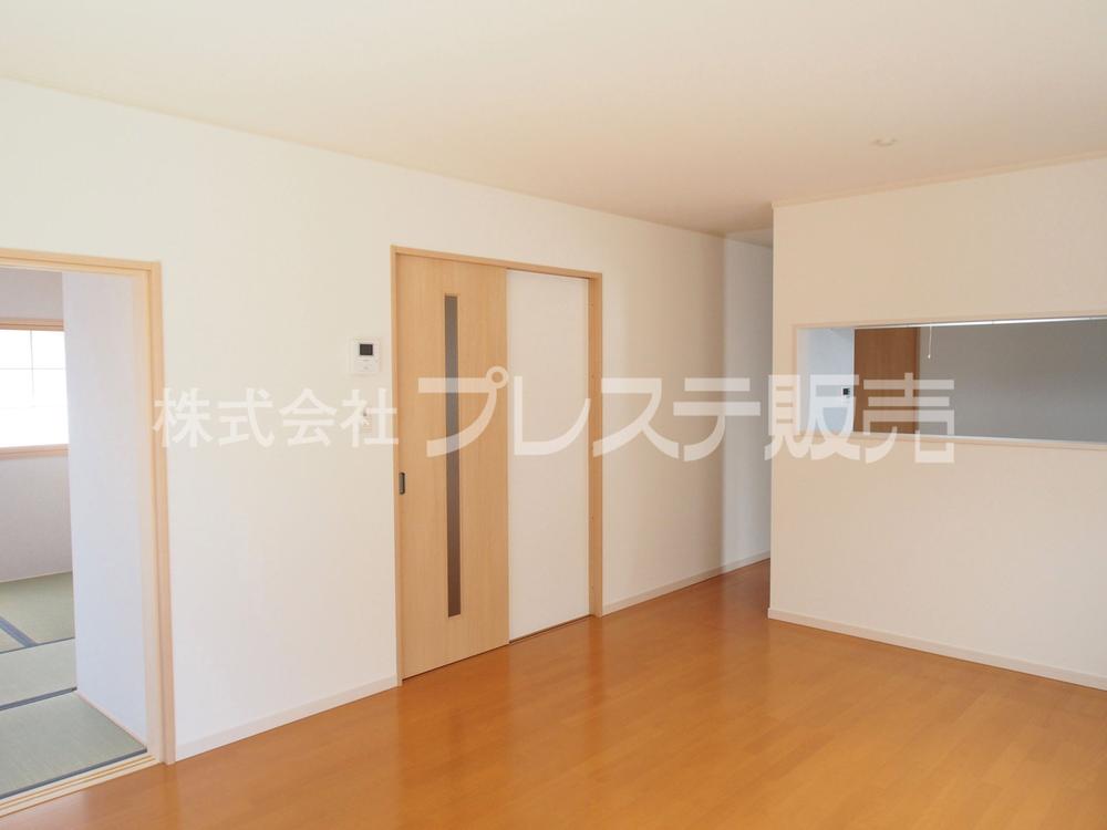 Same specifications photos (living). Because it is a living room facing the south side of the garden, Good per yang