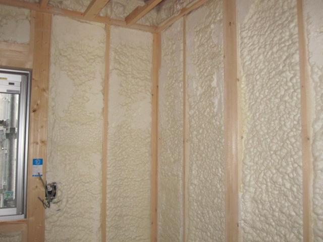 Construction ・ Construction method ・ specification. Do the spraying insulation by expert craftsmen in the field. Also it improves air tightness and sound insulation as well as thermal insulation performance. Us to achieve a summer winter and cool in warm indoor environment. 