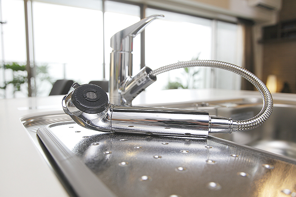 Kitchen.  [Water purification function with hand shower mixing faucet] With water purification function that delicious water is readily available. Since the shower head expands and contracts, Is convenient easy to clean in the sink  ※ Exchange of water purification cartridge will be paid (same specifications)